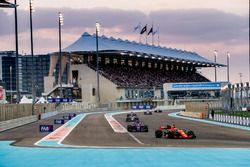 Stoffel Vandoorne, McLaren MCL32, Pierre Gasly, Scuderia Toro Rosso STR12, Pascal Wehrlein, Sauber C