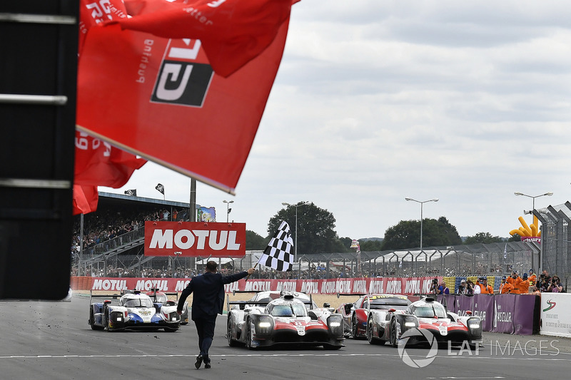 #8 Toyota Gazoo Racing Toyota TS050 krijgt de vlag