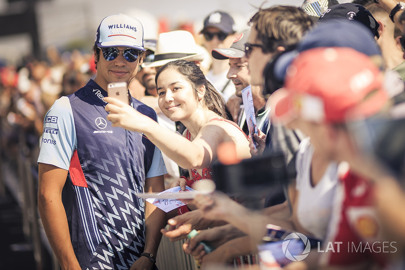 Lance Stroll, Williams fans selfie