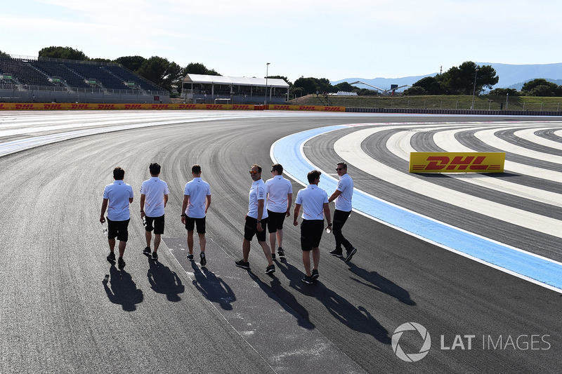 Stoffel Vandoorne, McLaren camina en la pista