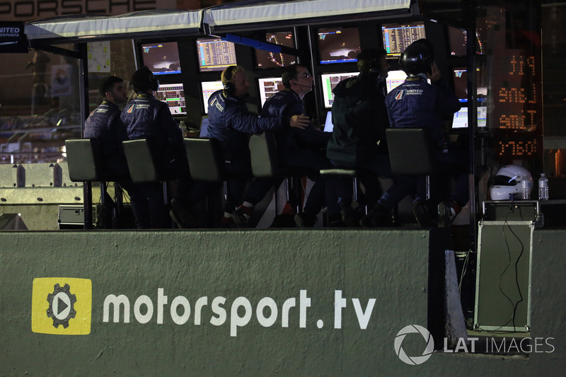 Logo Motorsport.tv in pitlane