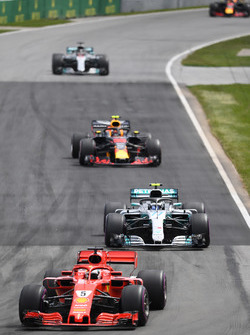 Sebastian Vettel, Ferrari SF71H voor Valtteri Bottas, Mercedes-AMG F1 W09
