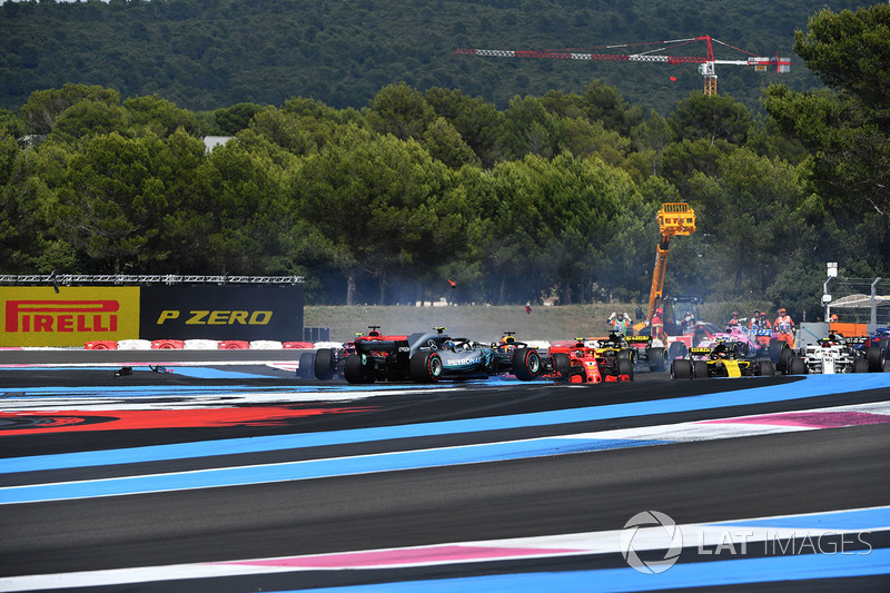 Sebastian Vettel, Ferrari SF71H dreht Valtteri Bottas, Mercedes-AMG F1 W09
