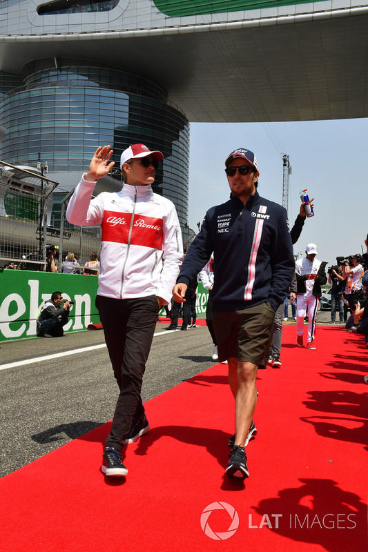 Marcus Ericsson, Sauber et Sergio Perez, Force India lors de la parade des pilotes