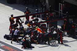 Max Verstappen, Red Bull Racing RB14 Tag Heuer, makes a pit stop