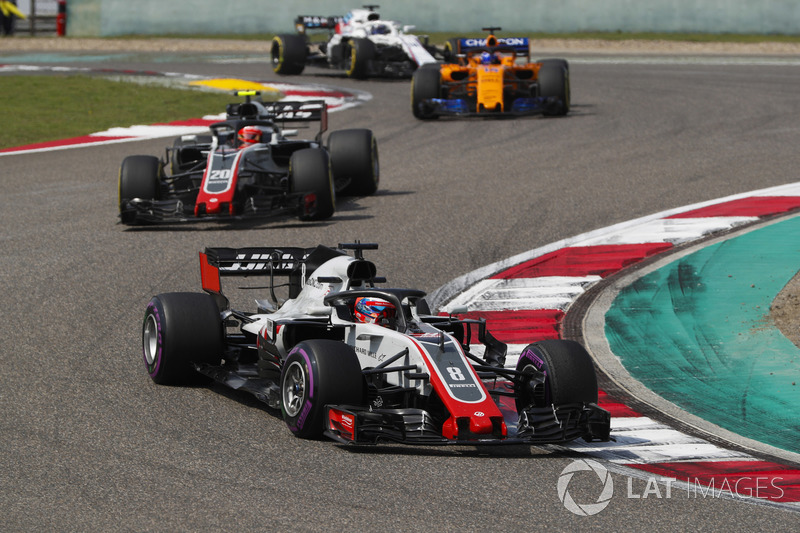 Romain Grosjean, Haas F1 Team VF-18 Ferrari, Kevin Magnussen, Haas F1 Team VF-18 Ferrari, e Fernando Alonso, McLaren MCL33 Renault