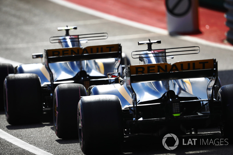 Carlos Sainz Jr., Renault Sport F1 Team RS17, Nico Hulkenberg, Renault Sport F1 Team RS17, en pits