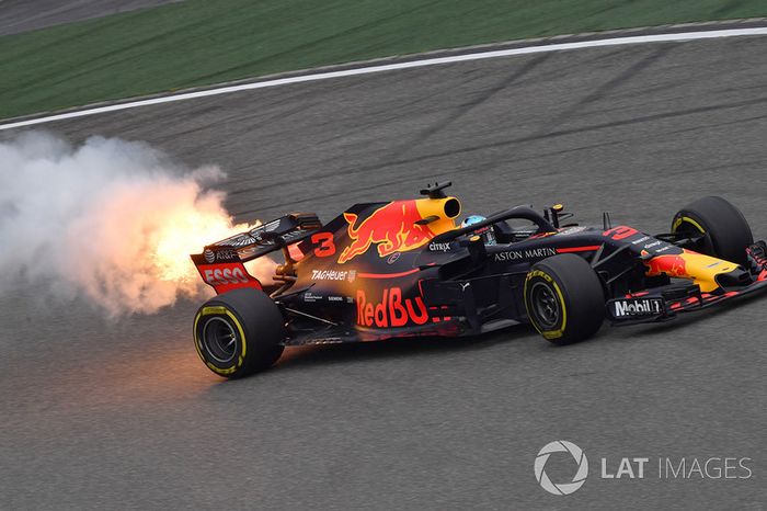 Daniel Ricciardo, Red Bull Racing RB14 con humo de motor y llamas en PL3