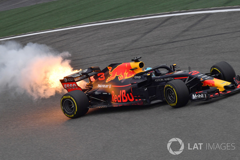 Daniel Ricciardo, Red Bull Racing RB14 con fumo e fiamme dal motore nelle FP3