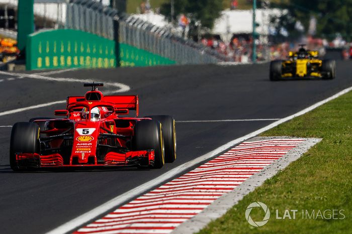 Sebastian Vettel, Ferrari SF71H, delante de Nico Hulkenberg, Renault Sport F1 Team R.S. 18