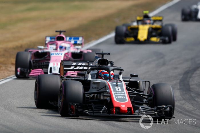 Romain Grosjean, Haas F1 Team VF-18,delante de Sergio Perez, Force India VJM11, y Carlos Sainz Jr., Renault Sport F1 Team R.S. 18