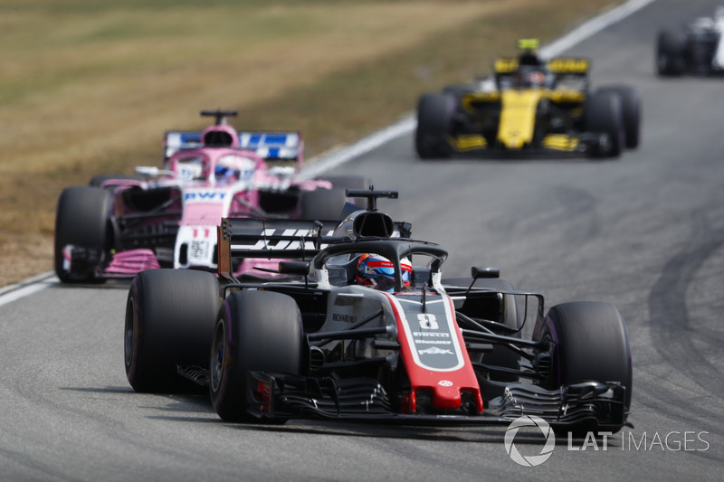 Romain Grosjean, Haas F1 Team VF-18,delante de Sergio Perez, Force India VJM11, y Carlos Sainz Jr., Renault Sport F1 Team R.S. 18