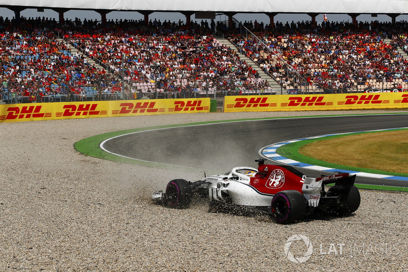 Marcus Ericsson, Sauber C37, en tête-à-queue dans les graviers