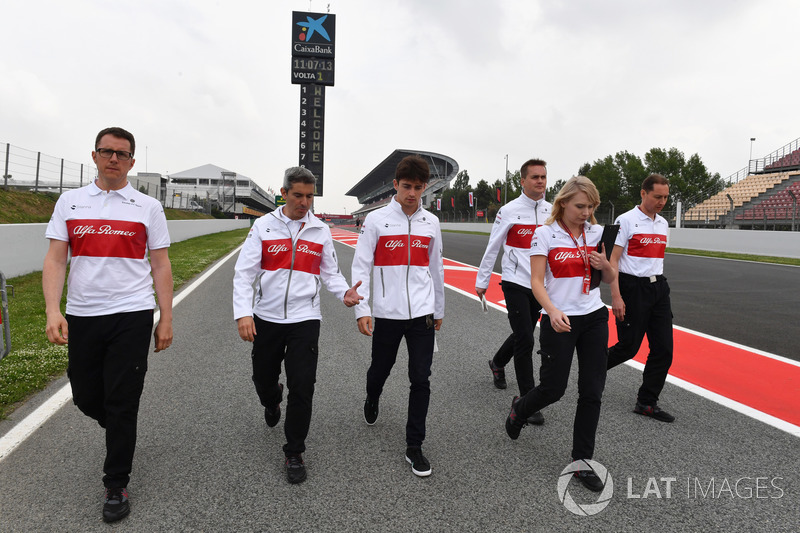 Charles Leclerc, Sauber, cammina lungo il circuito con Xevi Pujolar, capo dell'ingegneria in pista Sauber e Ruth Buscombe, ingegnere della strategia Sauber