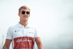 Marcus Ericsson, Sauber parcourt la piste à pied