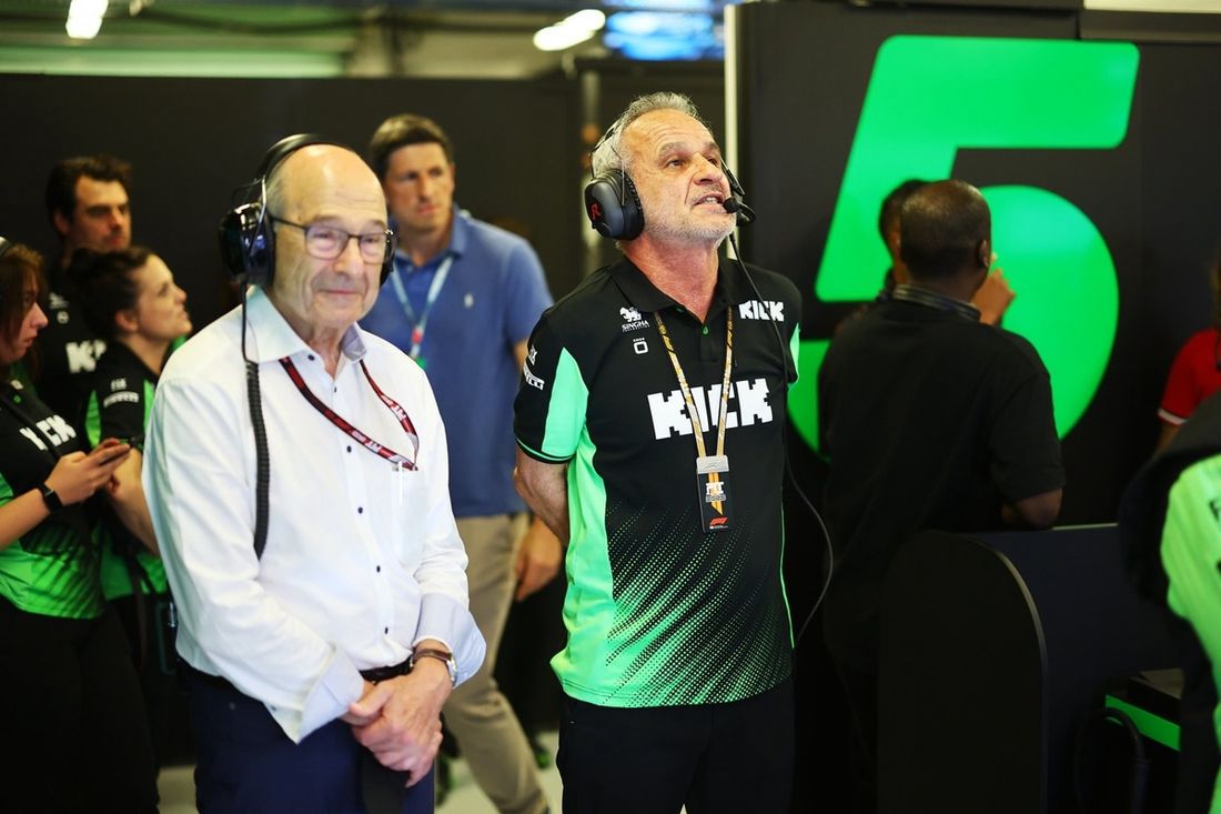 Peter Sauber y Beat Zehnder, Director de Programas de Firmas y Operaciones de Stake F1 Team 