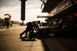 Фернандо Алонсо, McLaren MP4-31 в боксах