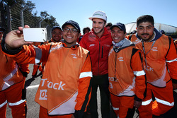 Daniel Abt, ABT Schaeffler Audi Sport con los marshals