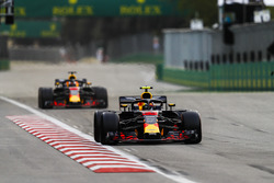 Max Verstappen, Red Bull Racing RB14 Tag Heuer, leads Daniel Ricciardo, Red Bull Racing RB14 Tag Heuer