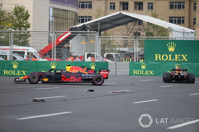 Les voitures endommagées de Max Verstappen, Red Bull Racing RB14 et Daniel Ricciardo, Red Bull Racing RB14