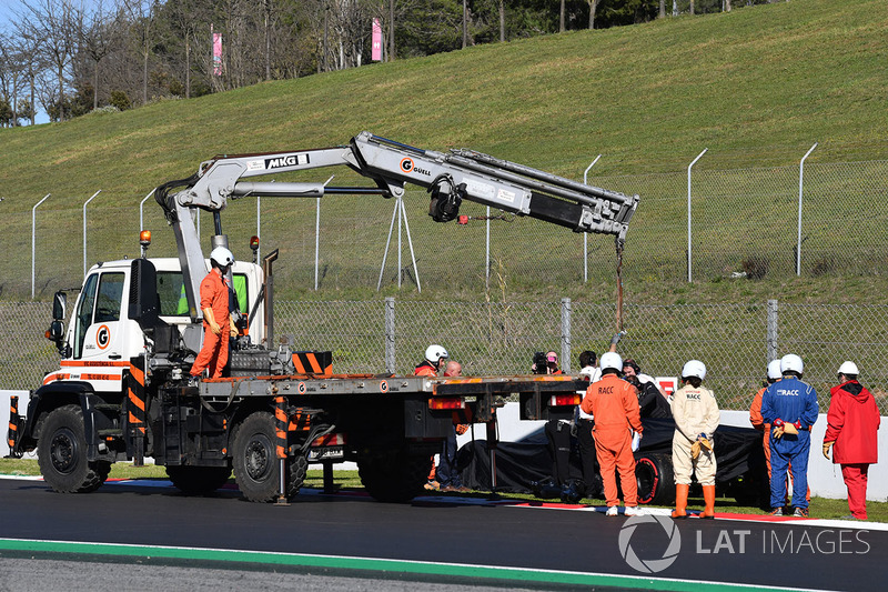 El auto de Stoffel Vandoorne, McLaren MCL33, es recuperado de la pista