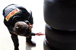 Llantas Pirelli y un técnico trabajando
