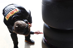 Un meccanico Pirelli al lavoro