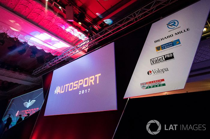 Logos de los patrocinadores en el escenario