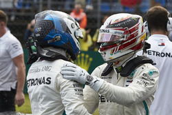 Valtteri Bottas, Mercedes AMG F1 ve Lewis Hamilton, Mercedes AMG F1, ön cepte yer almaları sonucu birbirlerini tebrik ediyorlar