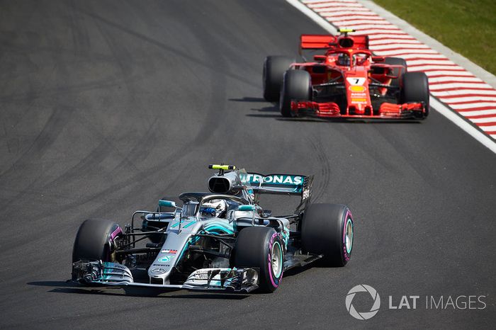 Valtteri Bottas, Mercedes AMG F1 W09, y Kimi Raikkonen, Ferrari SF71H