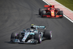 Valtteri Bottas, Mercedes AMG F1 W09, Kimi Raikkonen, Ferrari SF71H