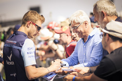 Sergey Sirotkin, Williams signs autographs for the fans