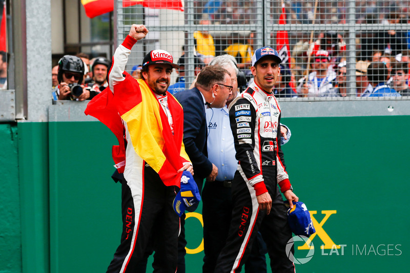 Fernando Alonso, Toyota Gazoo Racing, Sébastien Buemi, Toyota Gazoo Racing, zaferi kutluyor
