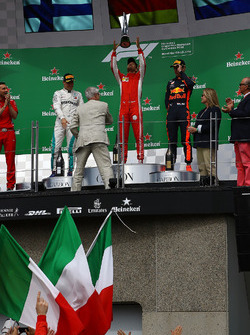 Podyum: Yarış galibi Sebastian Vettel, Ferrari