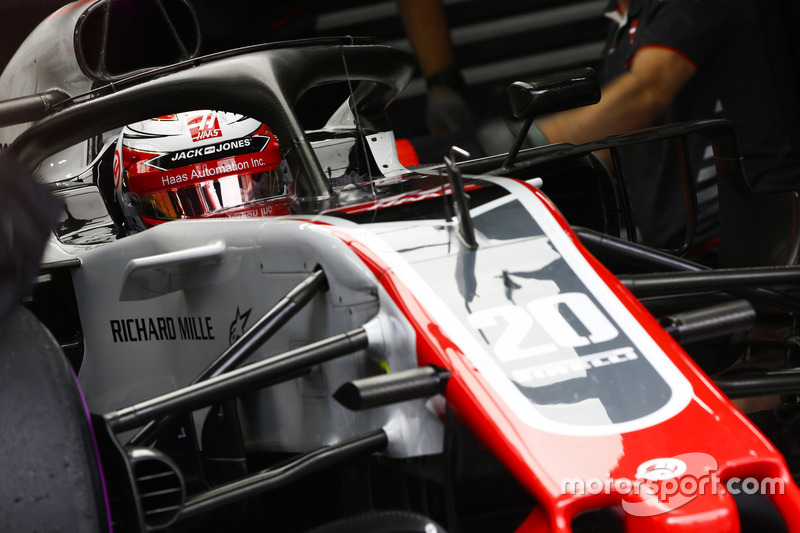 Kevin Magnussen, Haas F1 Team VF-18, dans le garage