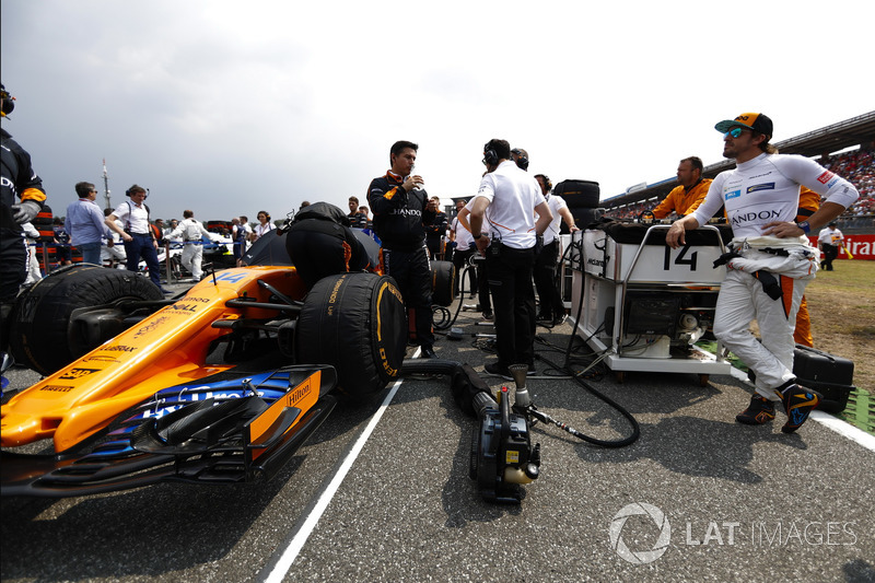 Fernando Alonso, McLaren MCL33, in griglia di partenza