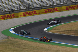 Max Verstappen, Red Bull Racing RB14, Lewis Hamilton, Mercedes-AMG F1 W09 et Charles Leclerc, Sauber C37