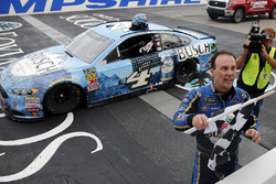 Race winner Kevin Harvick, Stewart-Haas Racing, Ford Fusion