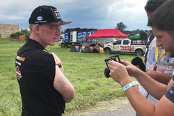 Kees Koolen montre les blessures causées par Carlos Sainz
