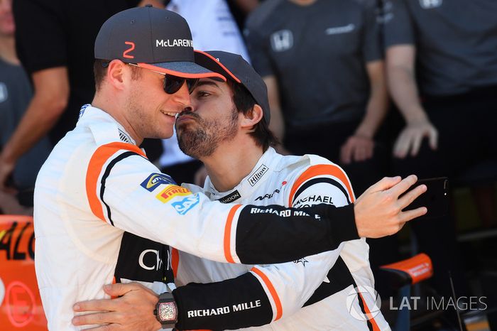 Stoffel Vandoorne, McLaren and Fernando Alonso, McLaren selfie y besos con el McLaren Team en la foto oficial