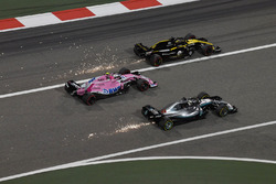 Lewis Hamilton, Mercedes-AMG F1 W09 EQ Power+, Esteban Ocon, Force India VJM11 and Nico Hulkenberg, Renault Sport F1 Team R.S. 18 bttle and sparks