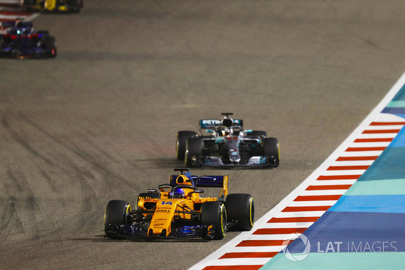 Fernando Alonso, McLaren MCL33 Renault, Lewis Hamilton, Mercedes AMG F1 W09