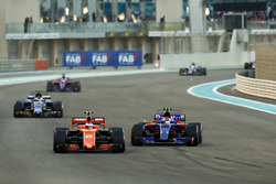 Stoffel Vandoorne, McLaren MCL32 leads Pierre Gasly, Scuderia Toro Rosso STR12