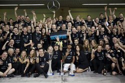 Toto Wolff, Direktör, Mercedes AMG F1, Yarış galibi Valtteri Bottas, Mercedes AMG F1, ve eşi Emilia,