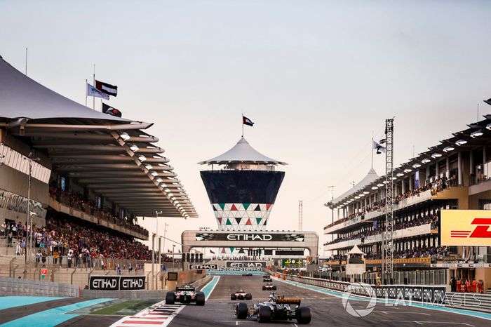 Fernando Alonso, McLaren MCL32, Carlos Sainz Jr., Renault Sport F1 Team RS17