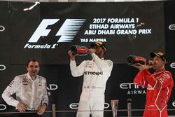 Podium: segundo, Lewis Hamilton, Mercedes AMG F1, tercero, Sebastian Vettel, Ferrari