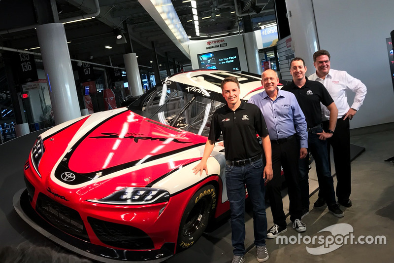 Christopher Bell und Kyle Busch mit dem Toyota Supra für die NASCAR Xfinity-Serie 2019