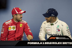 Sebastian Vettel, Ferrari y Lewis Hamilton, Mercedes-AMG F1 en la conferencia de prensa