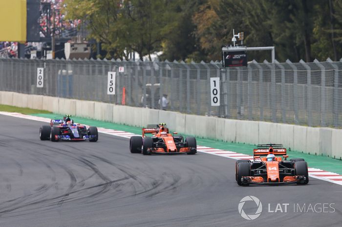 Fernando Alonso, McLaren MCL32, Stoffel Vandoorne, McLaren MCL32, Pierre Gasly, Scuderia Toro Rosso STR12