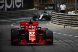 Sebastian Vettel, Ferrari SF71H, devant Lewis Hamilton, Mercedes AMG F1 W09